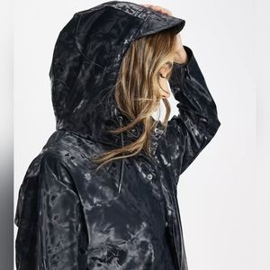 BNWT Rains Longer Jacket in unique colour echoes